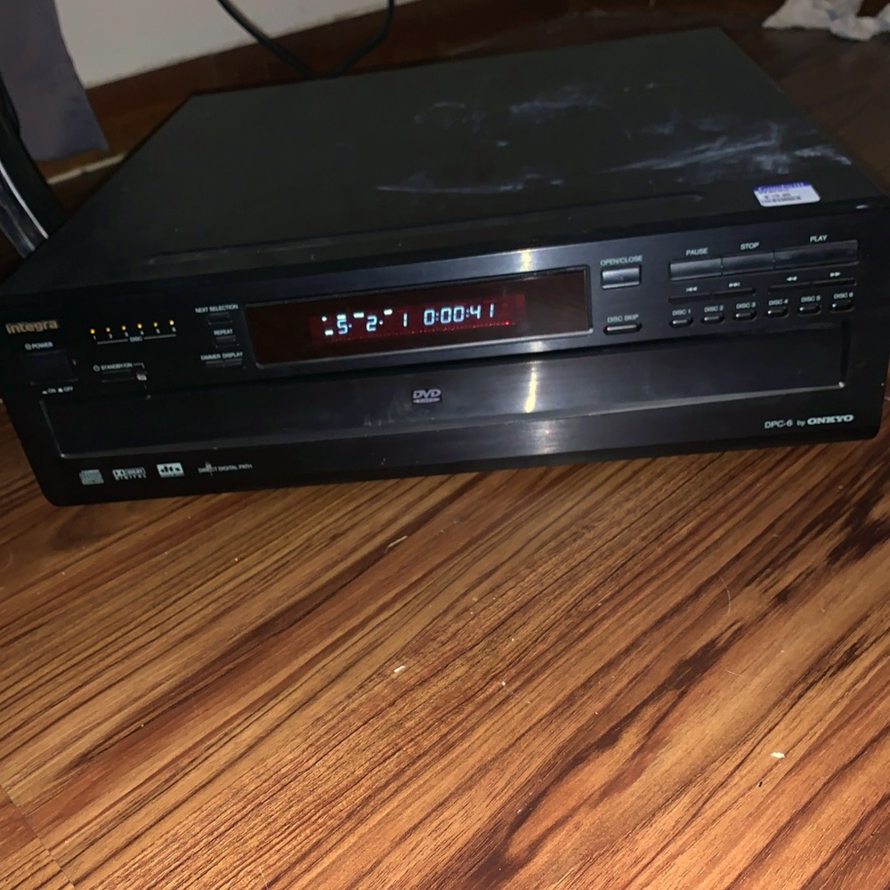 Onkyo DV-C601, a 6-disc carousel DVD/CD changer player (Dolby Digital) used